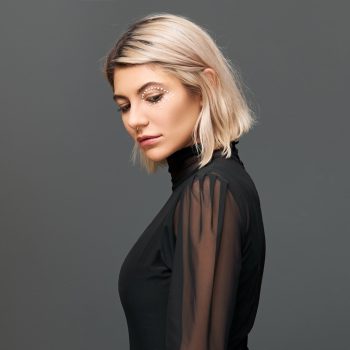 disparo-aislado-hipster-moda-moda-anillo-nariz-peinado-bob-rubio-blusa-negra-transparente-posando-pared-blanco-expresion-facial-pensativa-mirando-abajo_343059-4378